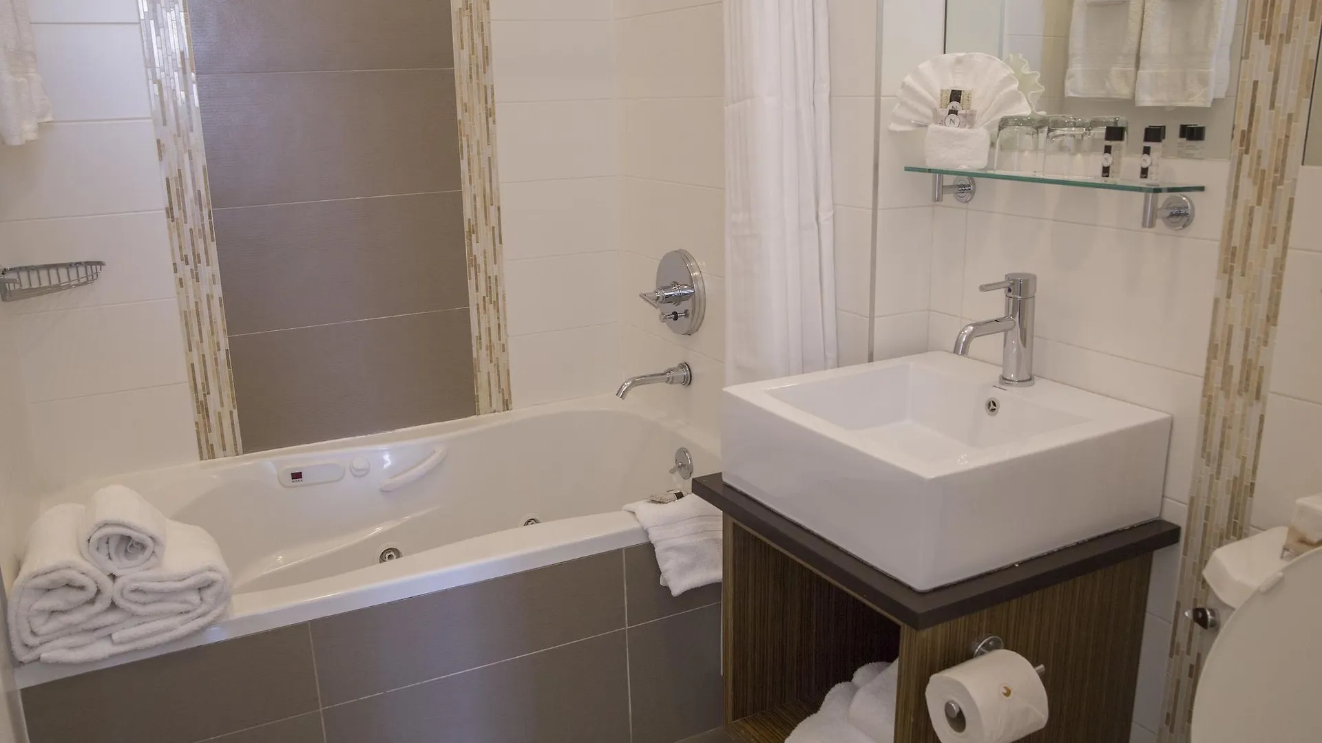 ****  Aura Hotel Brooklyn New York USA